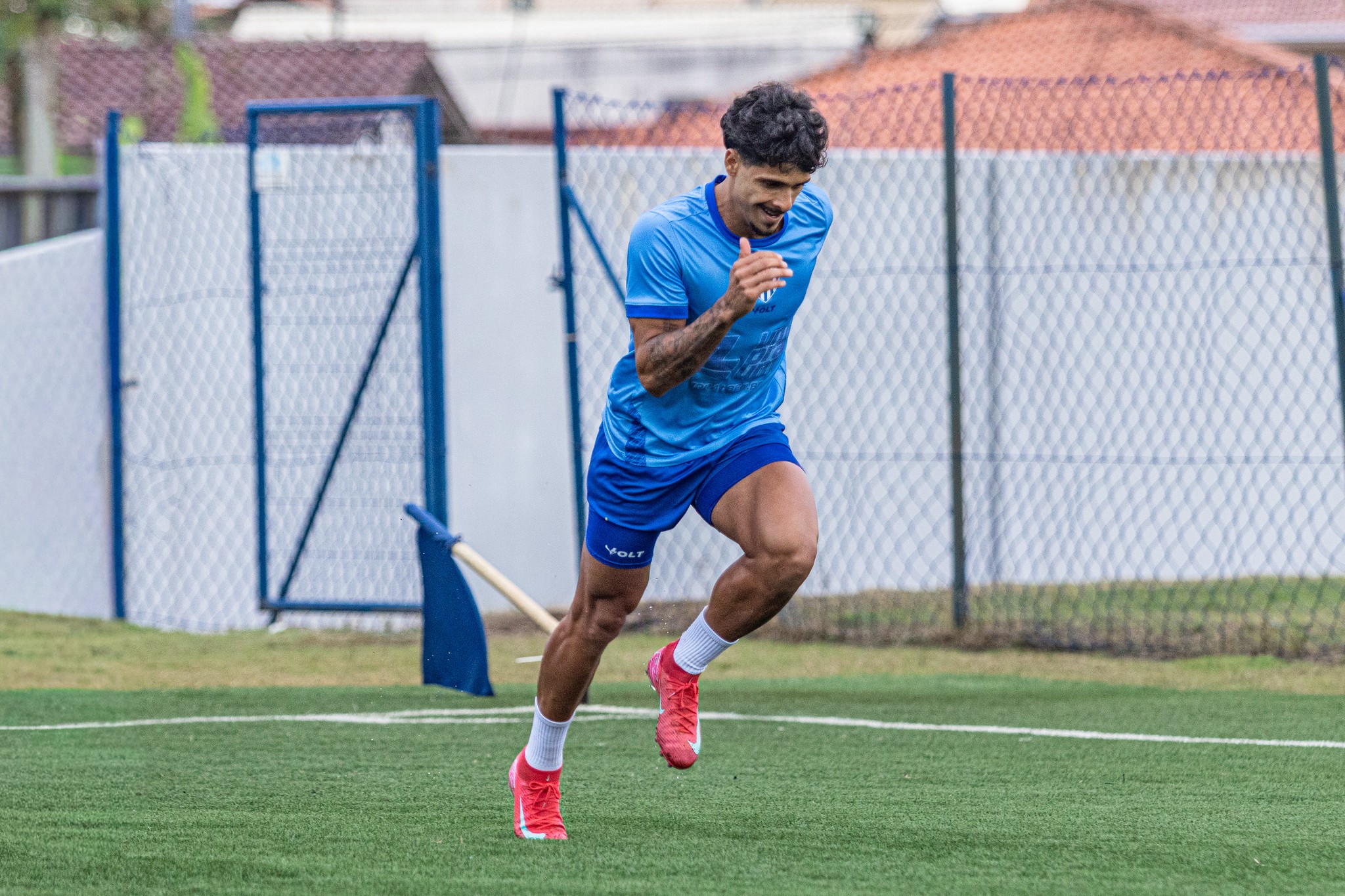 Goleiro do Avaí é desfalque por quatro semanas, e meia entra em fase de transição física