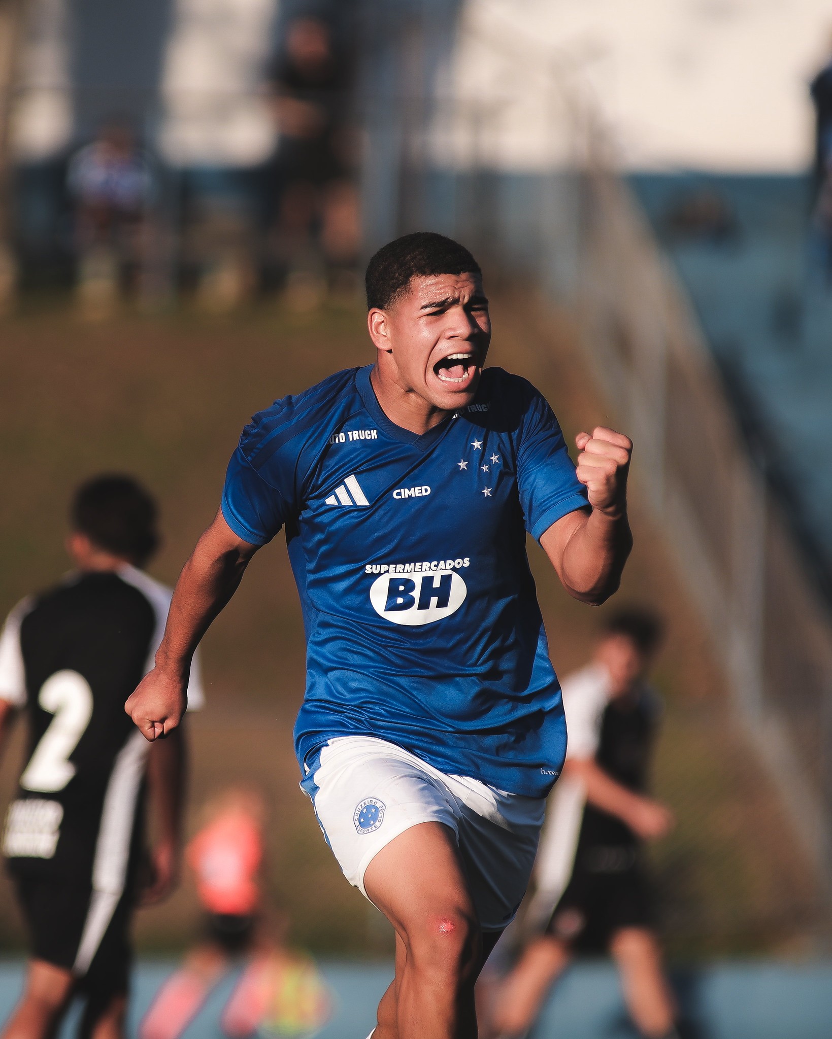 Com dois de Thaylon, Cruzeiro bate Corinthians de virada no Brasileirão Sub-17