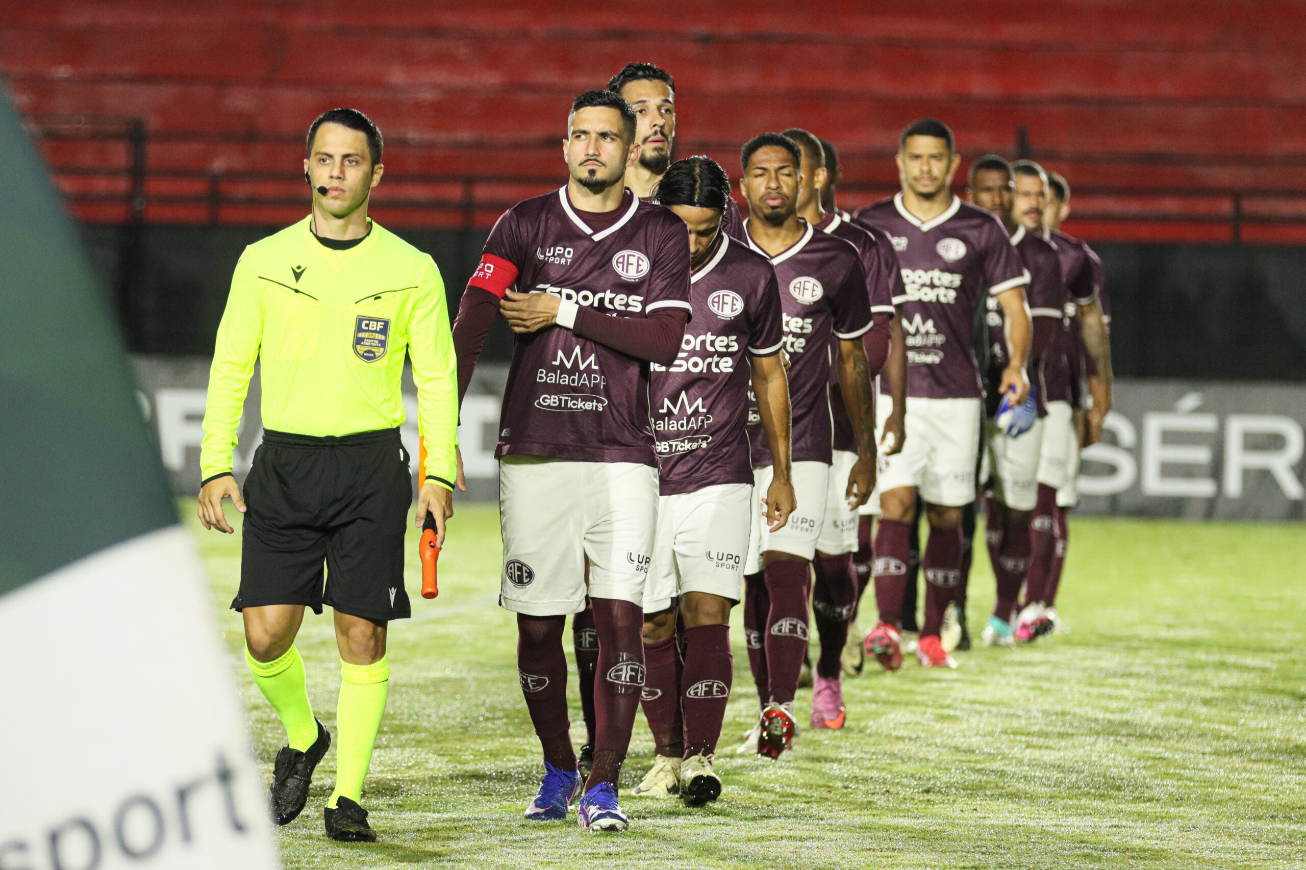 Capitão, Vitor Barreto celebra gol que coloca Ferroviária no G-8 da Série C