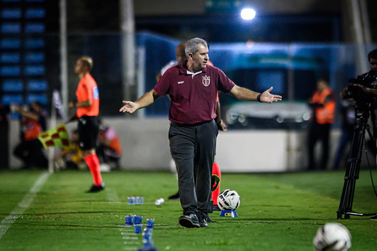 Três zagueiros e confiança em alta: Tencati destaca reação do Botafogo-SP na Série B