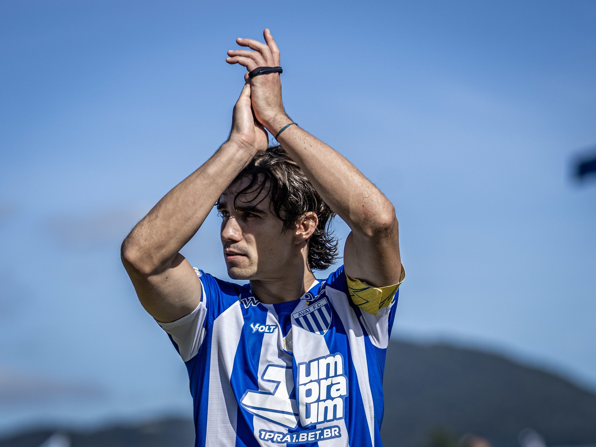 Capitão do Avaí agradece diretoria pela manutenção do técnico: “Faz um p… trabalho”