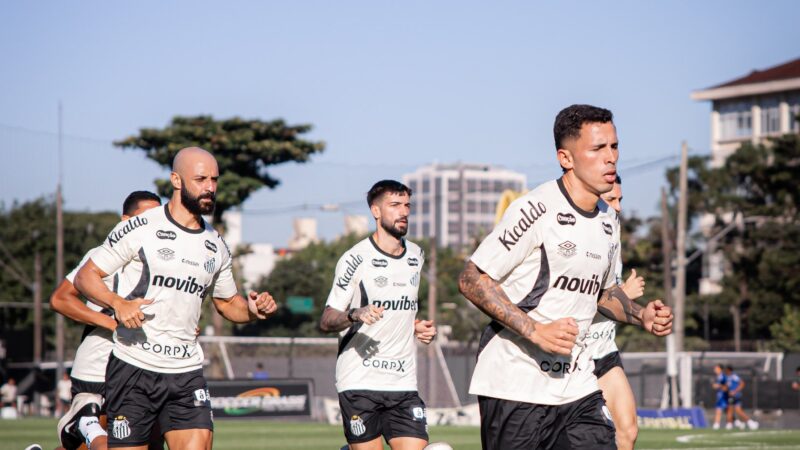 Santos treina sem quatro jogadores liberados para buscar novo clube