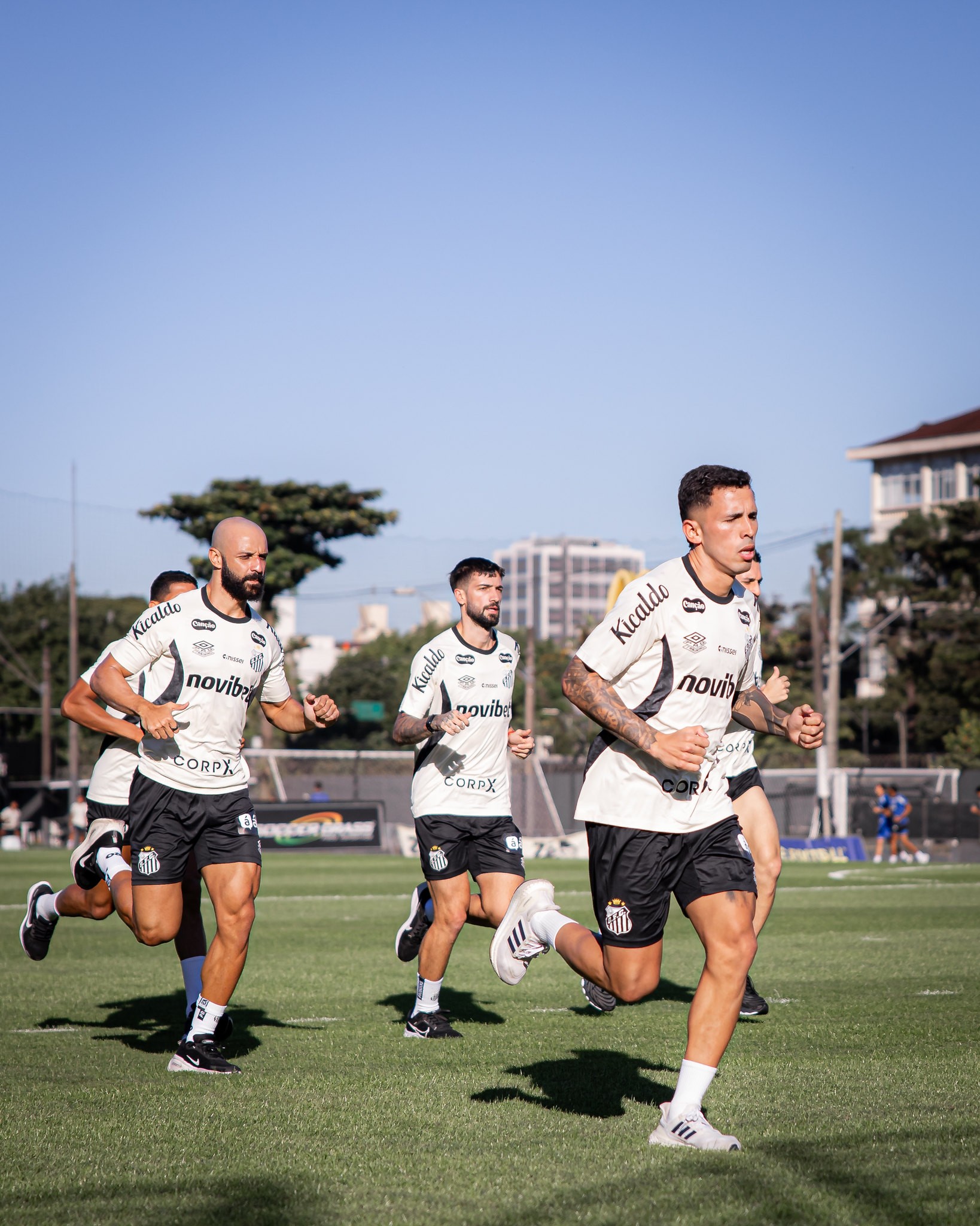 Santos treina sem quatro jogadores liberados para buscar novo clube