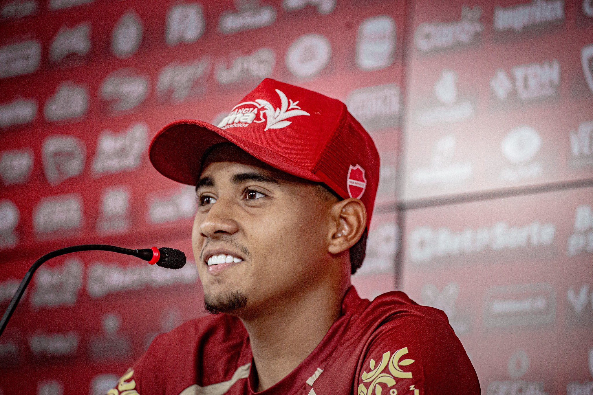 Nathan Camargo se firma na lateral-direita e ganha sequência no líder Vila Nova