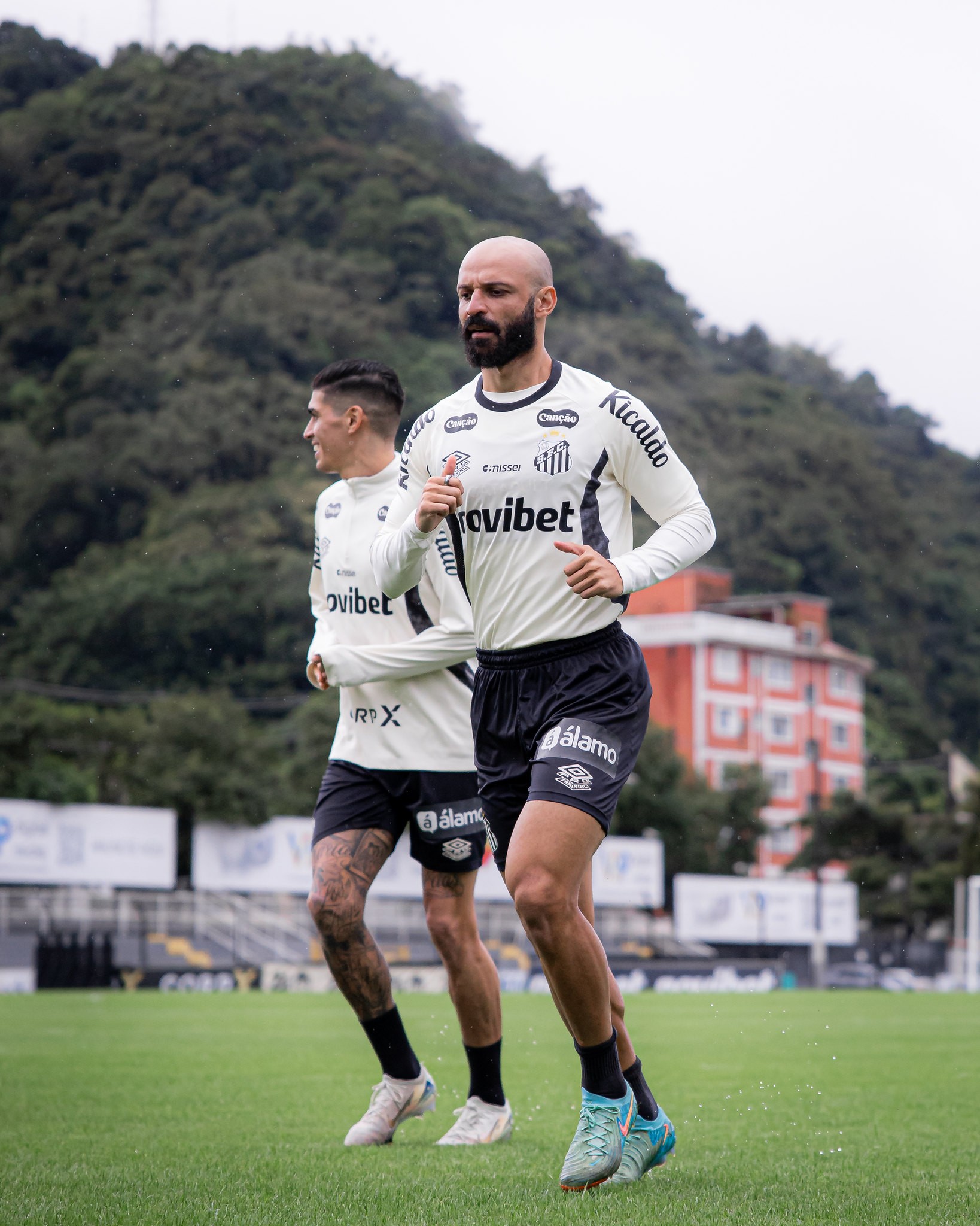 Santos esvazia departamento médico antes de retorno do Brasileirão