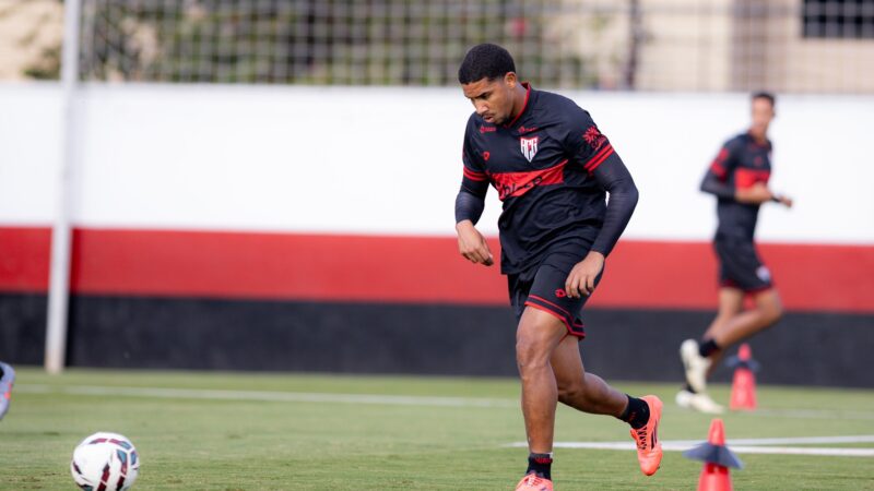 Leo Jacó vibra com a volta dos gols e espera ajudar o Atlético-GO a subir na tabela