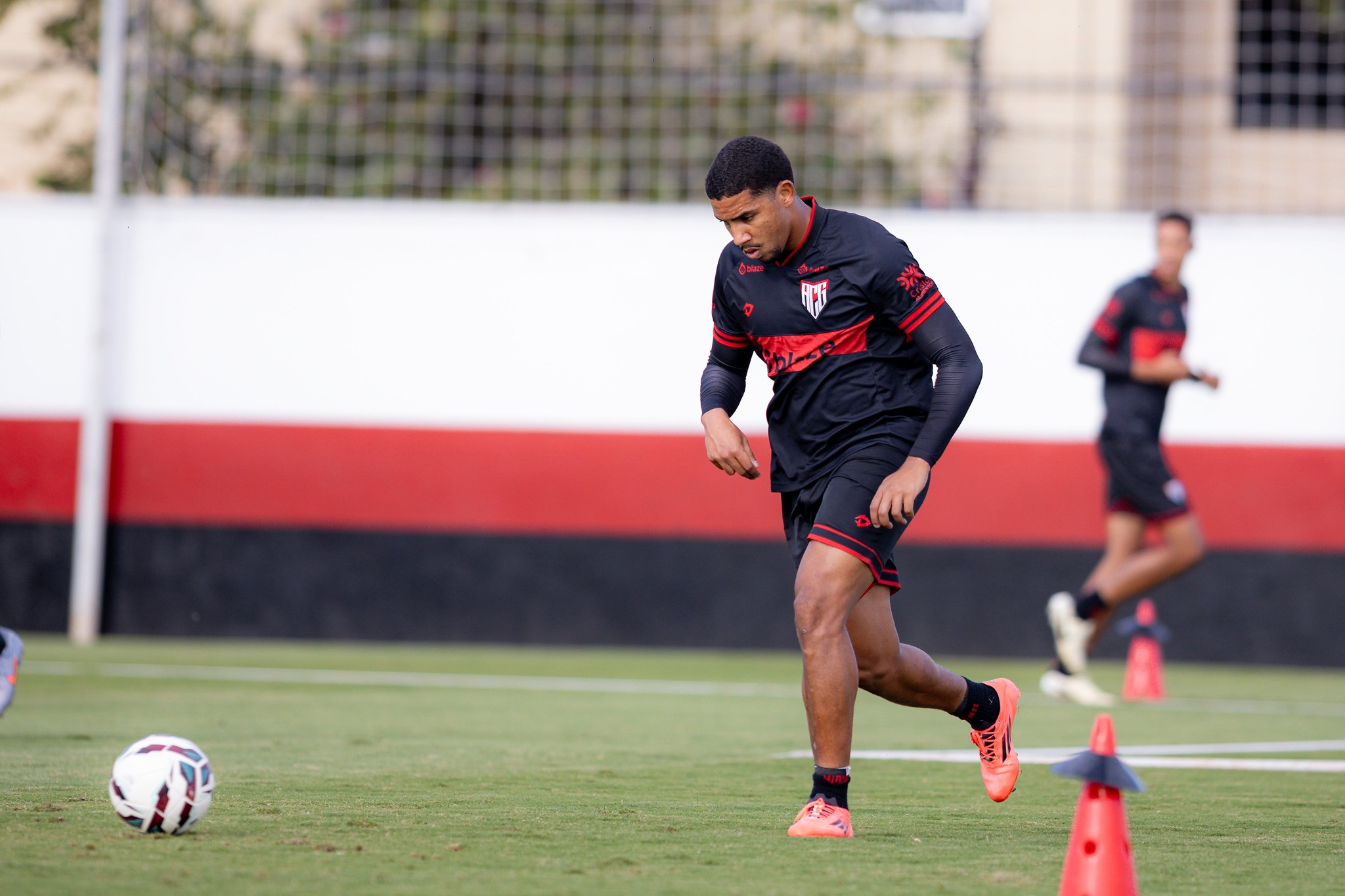 Leo Jacó vibra com a volta dos gols e espera ajudar o Atlético-GO a subir na tabela