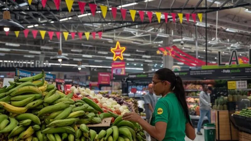O país vizinho do Brasil onde empregados passaram a trabalhar menos e a ganhar mais (com desemprego na mínima histórica)
