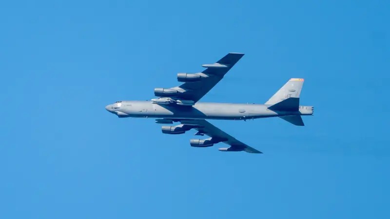 O que se sabe sobre queda de bombardeiro da Força Aérea dos EUA que deixou 8 mortos na Califórnia