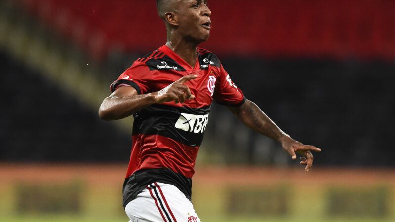 Chapecoense anuncia contratação de meia ex-Flamengo