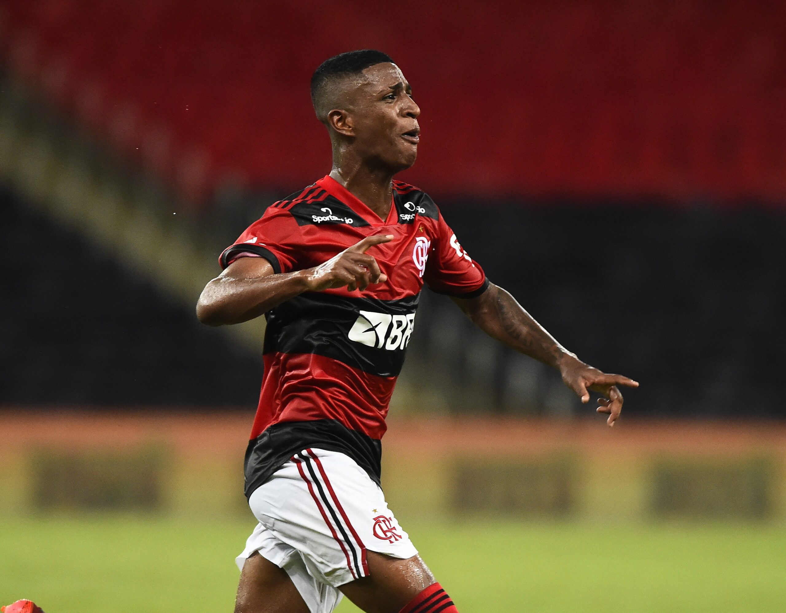 Chapecoense anuncia contratação de meia ex-Flamengo