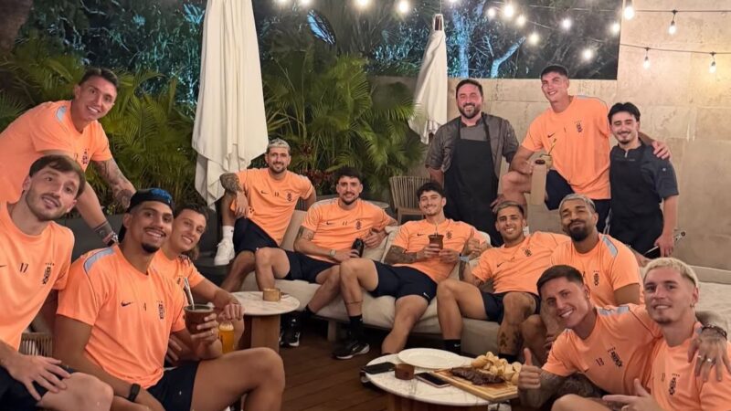 Churrasco e chimarrão: jogadores do Uruguai curtem noite tradicional no México