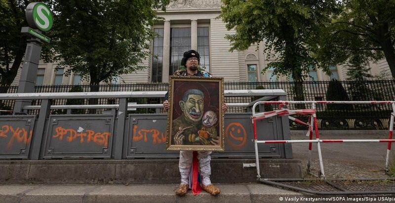 Artista russo crítico a Putin é assassinado à queima-roupa na Polônia