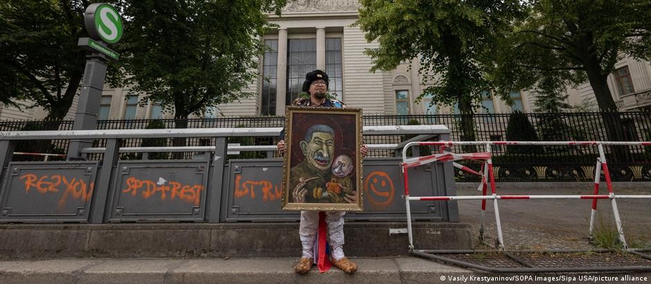 Artista russo crítico a Putin é assassinado à queima-roupa na Polônia