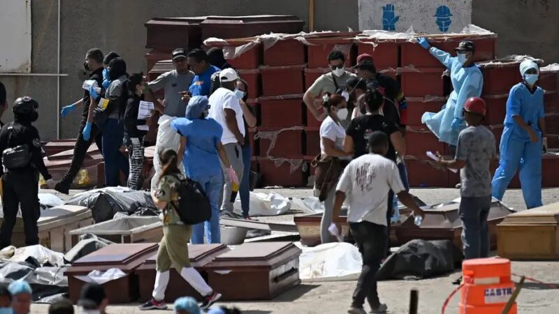 Venezuelanos improvisam necrotério em porto de La Guaira