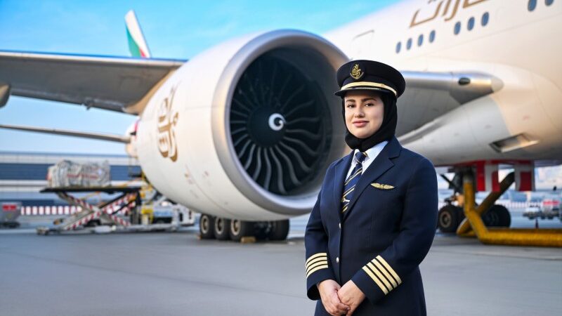 Pela primeira vez, Emirates promove duas pilotos dos Emirados Árabes a comandantes de aeronaves