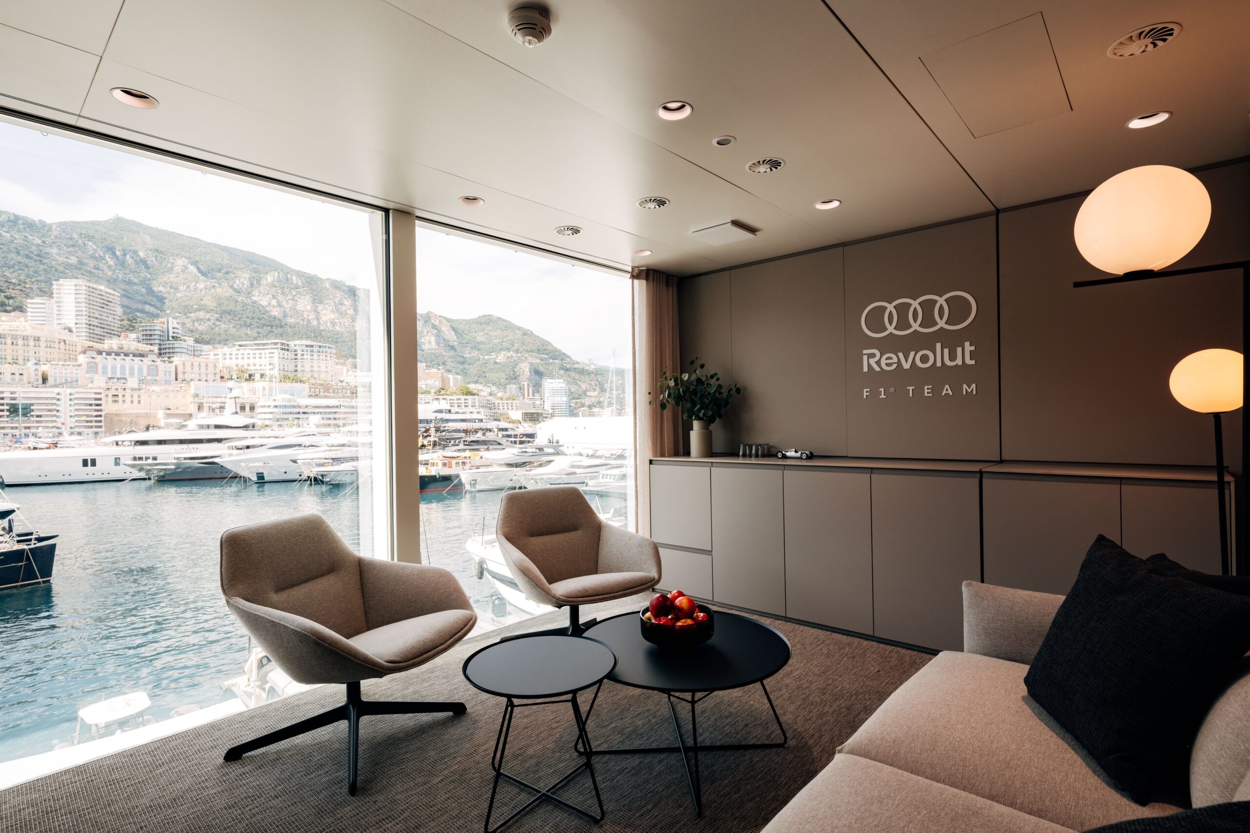 Nova “casa” da Audi de Bortoleto é atração no paddock da F1 em Mônaco