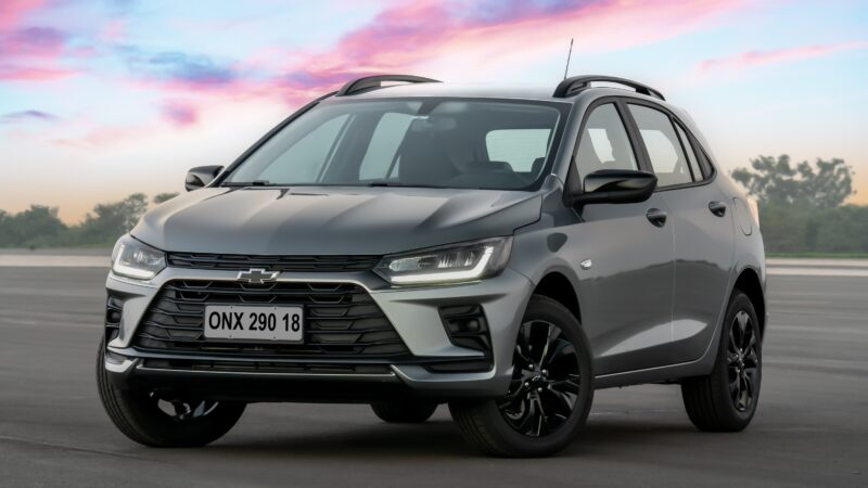 Chevrolet apresenta o Onix Activ 2027; hatch tem suspensão mais alta e itens exclusivos