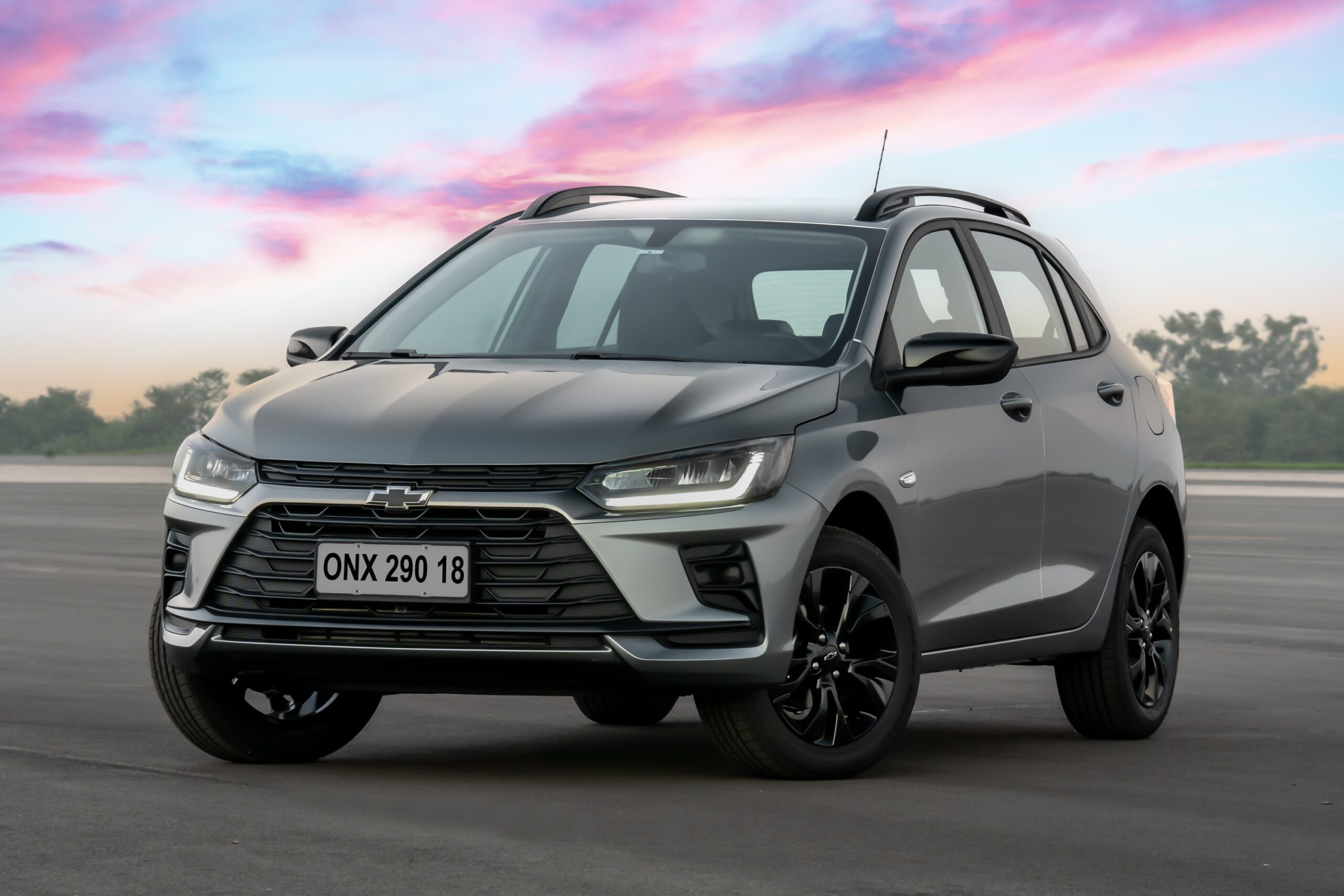 Chevrolet apresenta o Onix Activ 2027; hatch tem suspensão mais alta e itens exclusivos