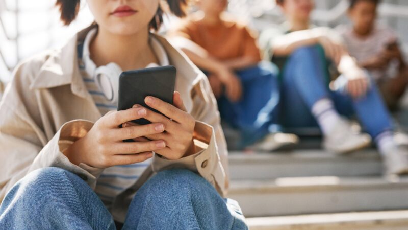 Austrália vai dobrar multa para plataformas que violarem proibição de redes sociais para menores