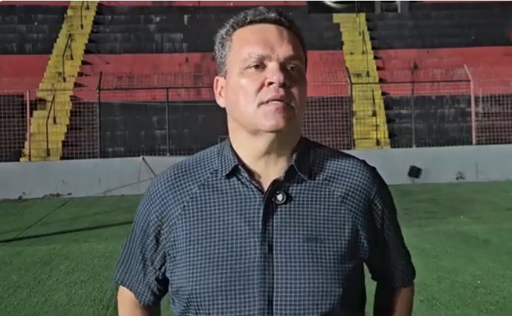 Adson Batista admite dificuldade na busca por novo técnico: “Não está fácil”