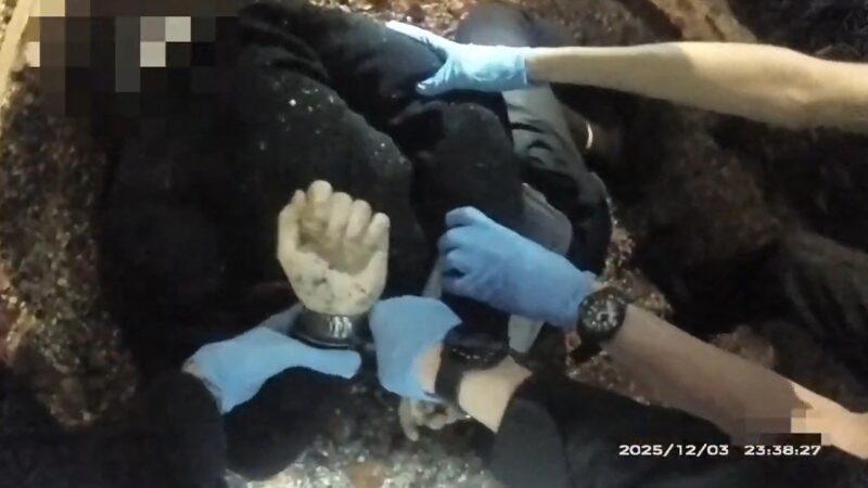 Vídeo mostra polícia do Reino Unido algemando jovem esfaqueado após falsa acusação de racismo e causa onda de revolta