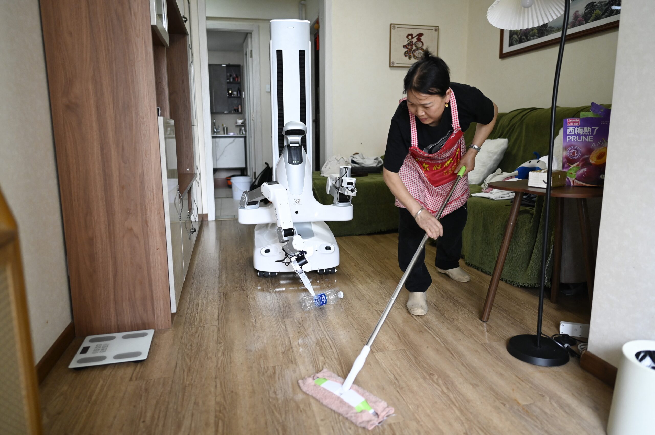 Eles recolhem lixo, dobram roupas e aprendem com erros: os robôs que já trabalham em casas chinesas
