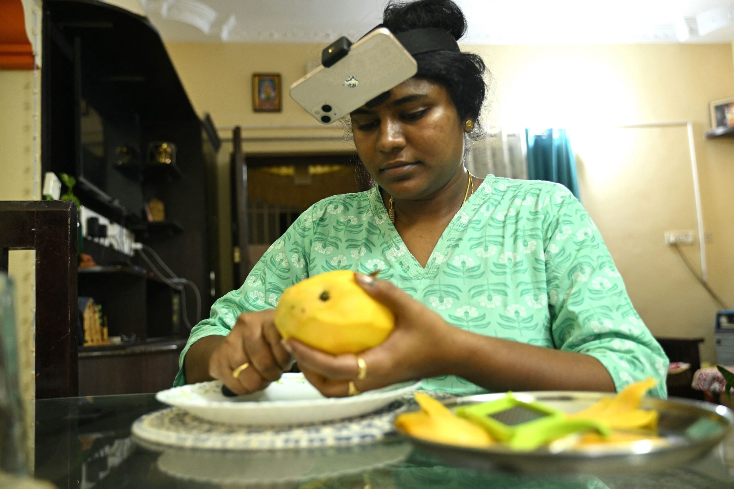 Cortar frutas, dobrar roupas e cozinhar: com câmeras na cabeça, indianos treinam robôs de IA para fazer tarefas domésticas