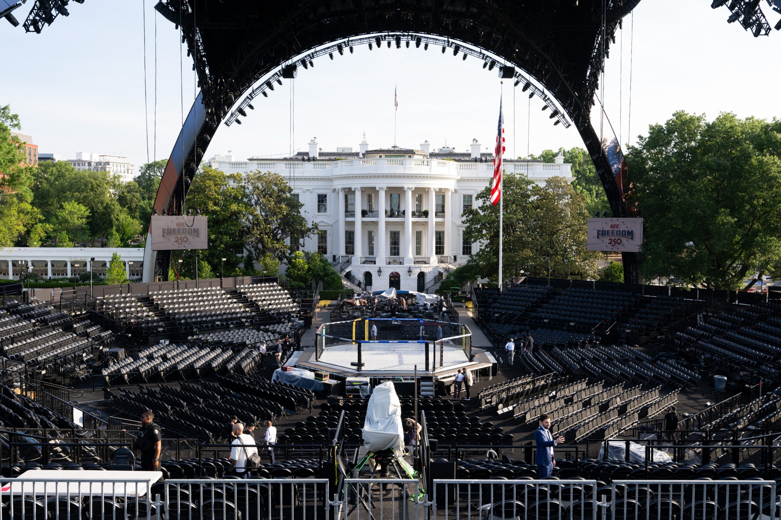 FOTOS: Casa Branca apresenta ringue de luta do UFC para 80º aniversário de Trump