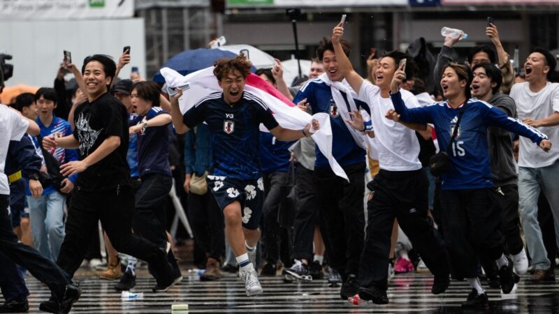 No maior cruzamento de Tóquio, japoneses festejam empate… e liberam a rua quando o sinal abre