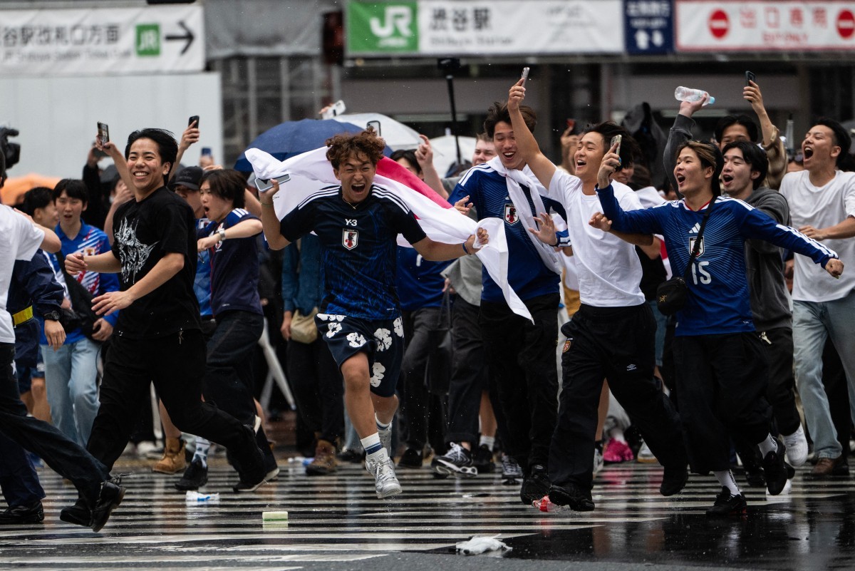 No maior cruzamento de Tóquio, japoneses festejam empate… e liberam a rua quando o sinal abre
