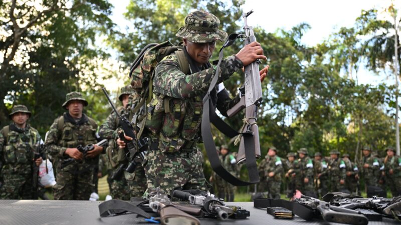 Guerrilheiros entregam armas em acordo com Petro na Colômbia