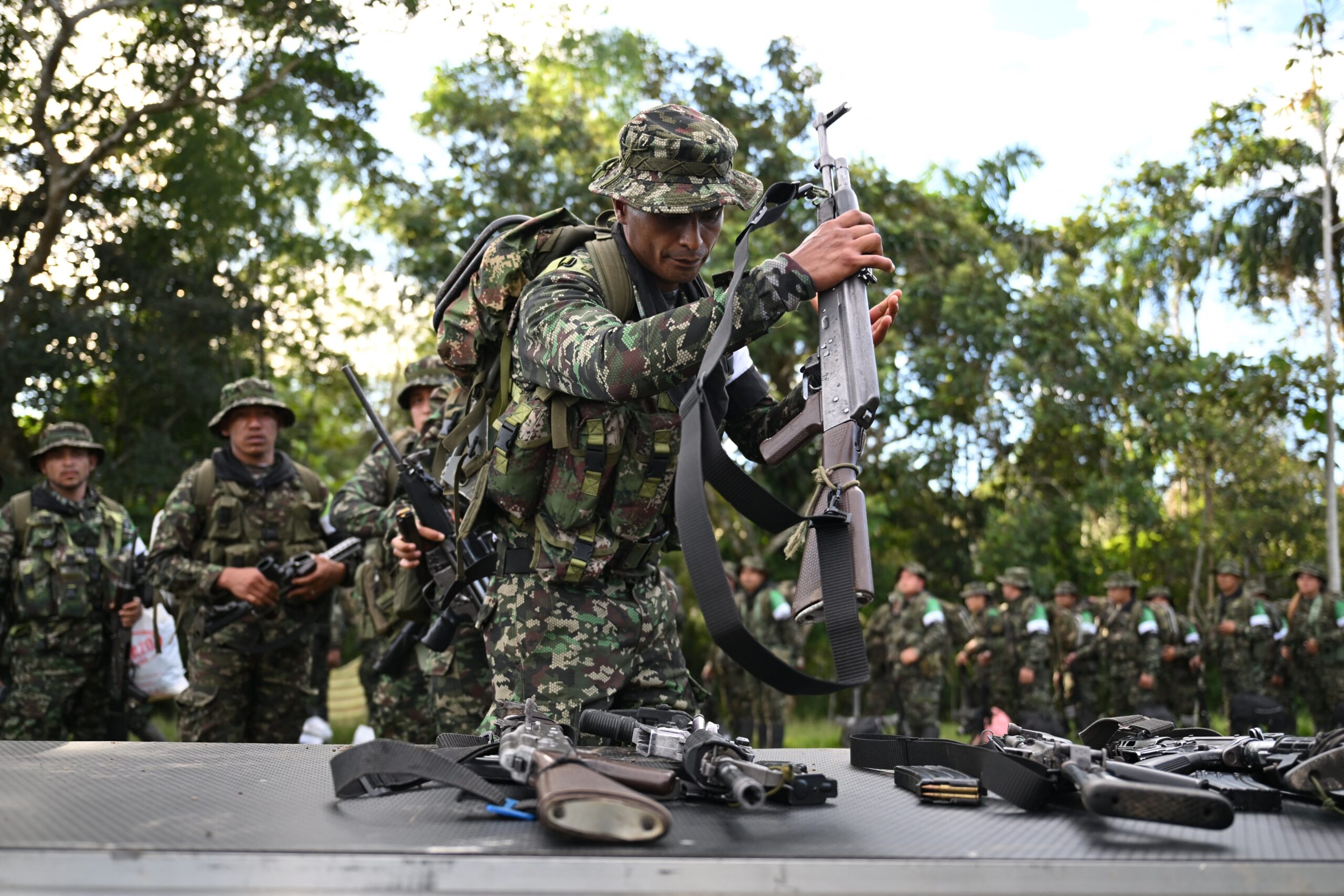 Guerrilheiros entregam armas em acordo com Petro na Colômbia