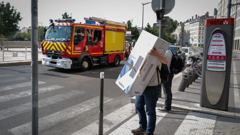 Onda de calor transforma ar-condicionado em disputa política na França
