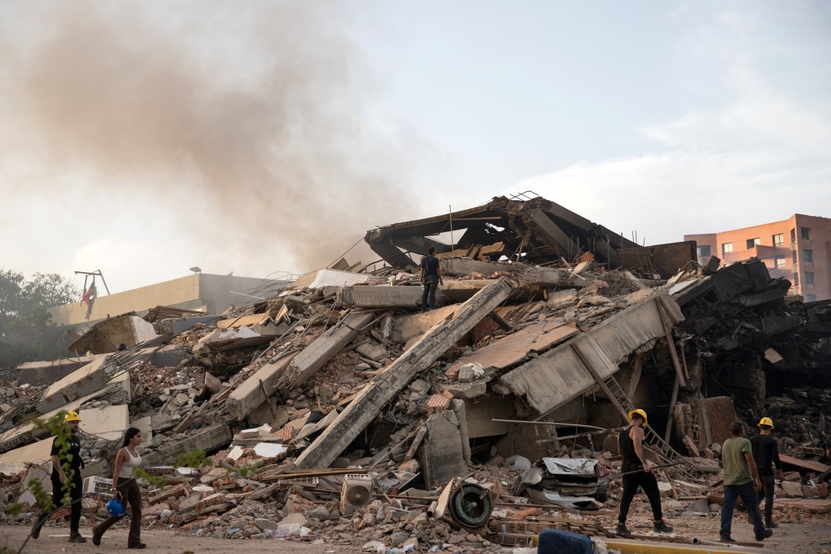 Mãe escava escombros em busca do filho após terremotos na Venezuela
