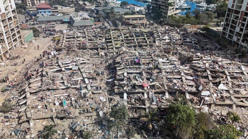 VÍDEO: corpos são enfileirados na ‘zona de desastre’ em La Guaira após terremotos na Venezuela