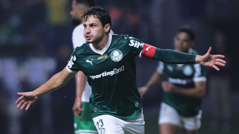 Palmeiras parabeniza Veiga pelo aniversário; entenda situação do empréstimo do jogador