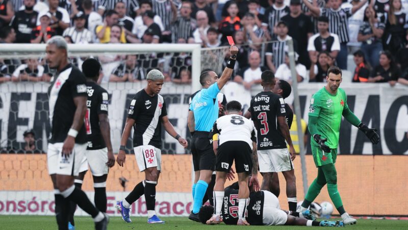 Defensores e atletas da base lideram lista de cartões do Corinthians na temporada
