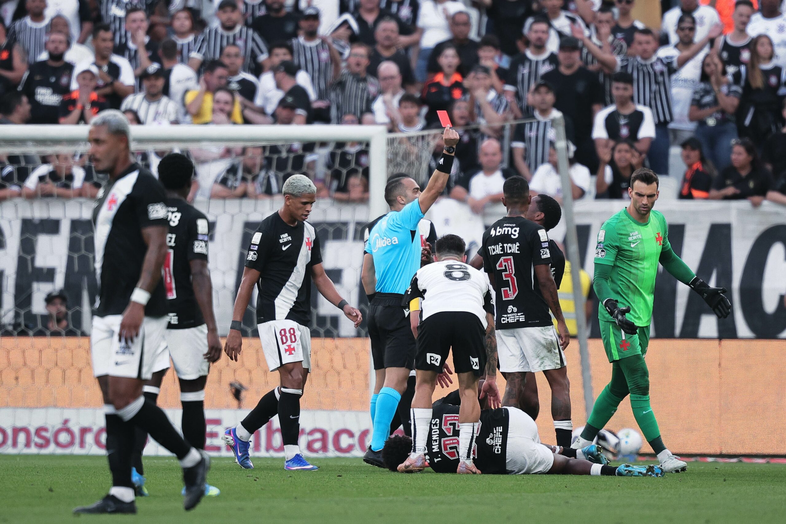 Defensores e atletas da base lideram lista de cartões do Corinthians na temporada