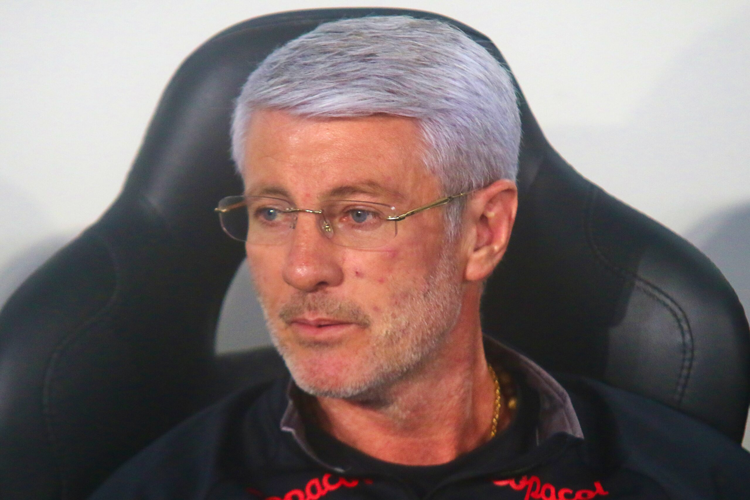 Odair Hellmann projeta mercado do Athletico na janela e futuro de Viveros: “Feliz no clube”
