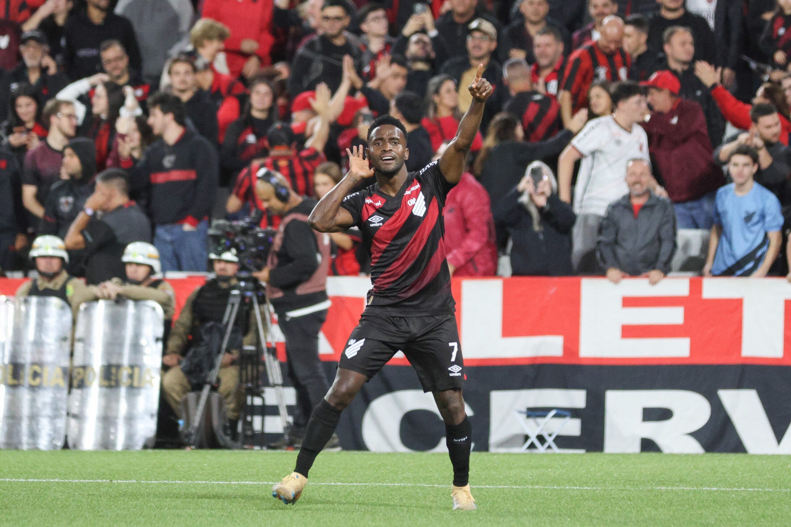 Em alta no Athletico, Mendoza busca igualar melhor temporada no Brasileirão após pausa; compare
