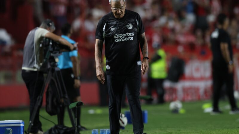 Hélio dos Anjos aponta “crise técnica” do Náutico em derrota para o Goiás