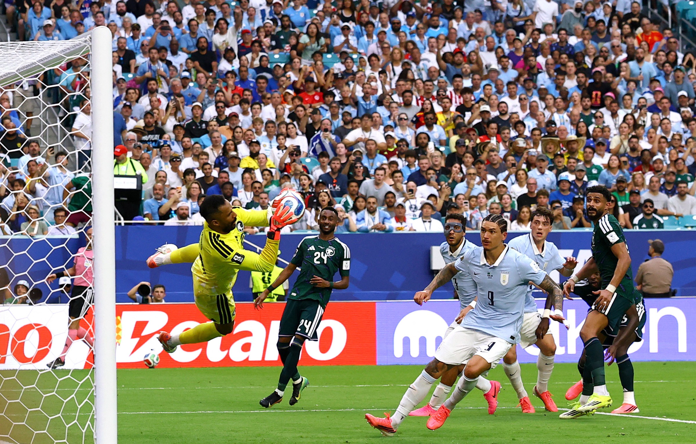 Chamado de “Muralha Saudita”, goleiro volta a brilhar em estreia de Copa contra um sul-americano