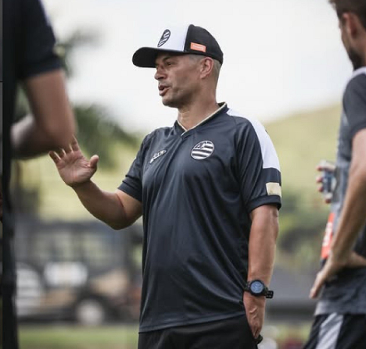 Alex lamenta pênalti perdido, expulsão e empate em casa contra Goiás: “Largamos dois pontos”