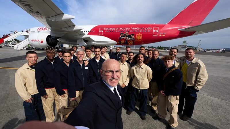 Selfie com treinador e avião personalizado: Espanha embarca para a Copa do Mundo