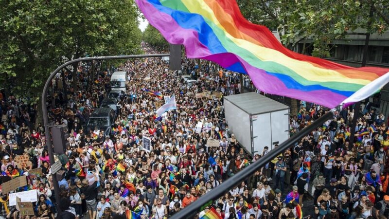 Parada do Orgulho LGBTQIA+ é adiada em Paris por onda de calor