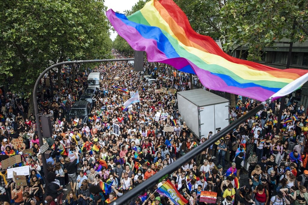 Parada do Orgulho LGBTQIA+ é adiada em Paris por onda de calor