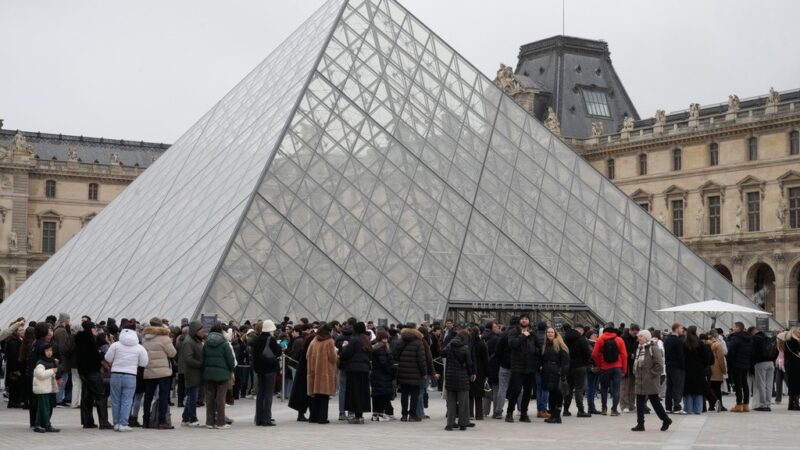 Museu do Louvre está ‘no limite’, alerta novo presidente