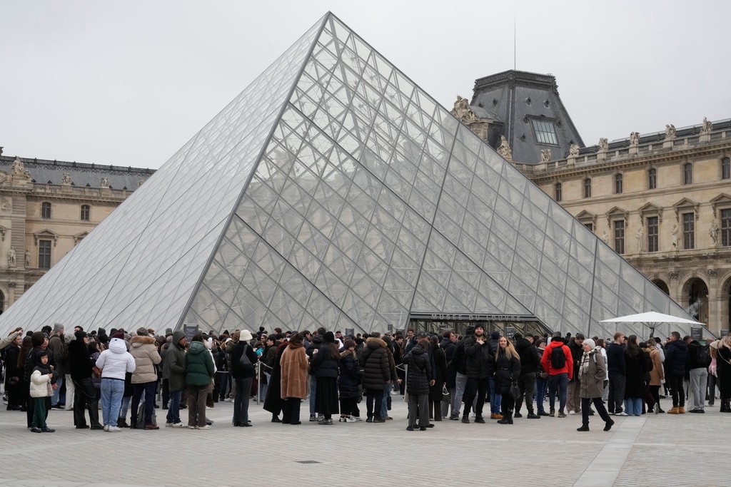 Museu do Louvre está ‘no limite’, alerta novo presidente