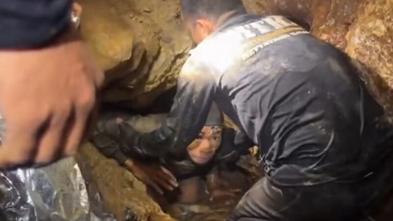 Socorristas buscam rota alternativa para chegar a dois desaparecidos em caverna inundada no Laos